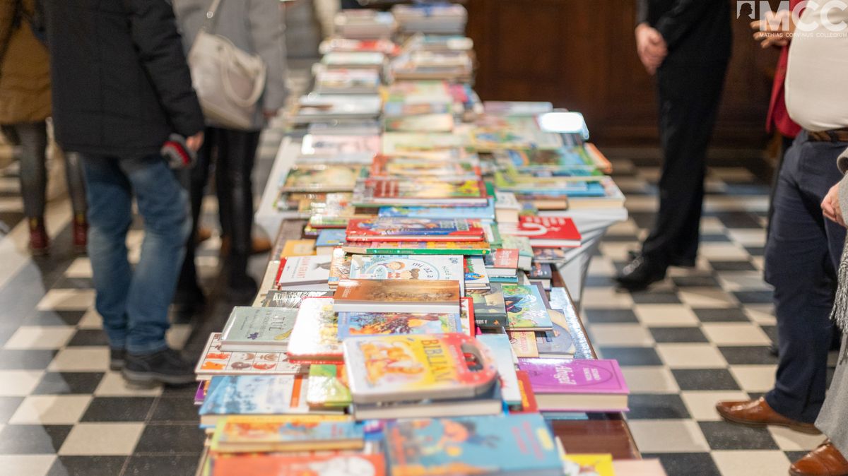 A Mathias Corvinus Collegium szegedi központja ötödik alkalommal szervezi meg a Mesebeli Karácsony jótékonysági könyvgyűjtését. (Fotó: MCC)