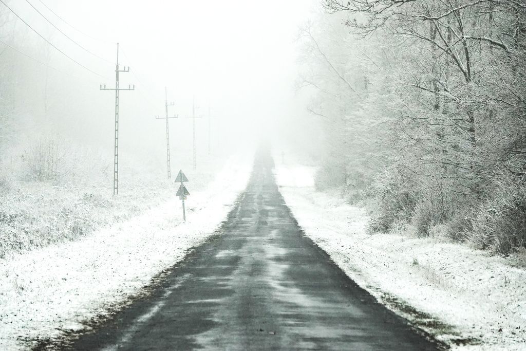 Megnehezítette a szombati havazás országszerte a közlekedést. (Fotó: MTI)