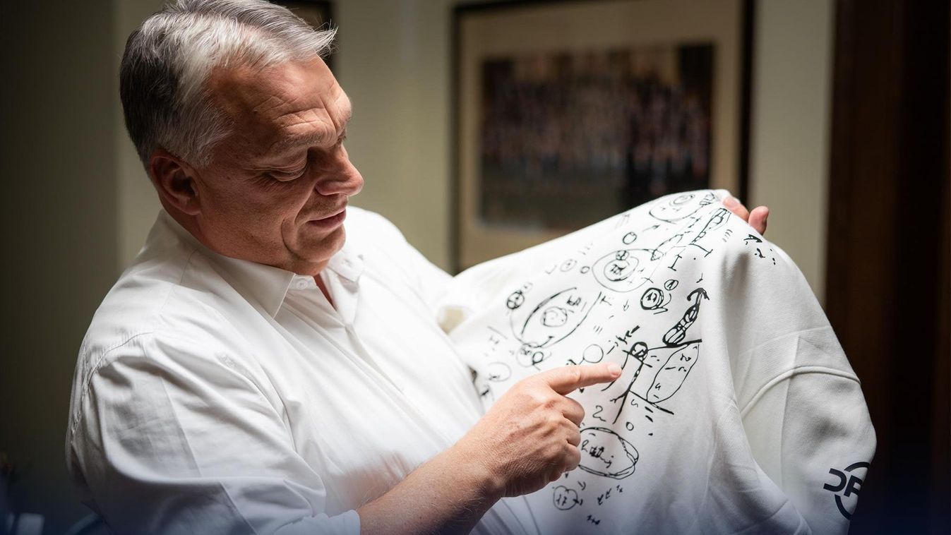 Orbán Viktor ismét példát mutatott: a firkás pulóver jótékony célt szolgál