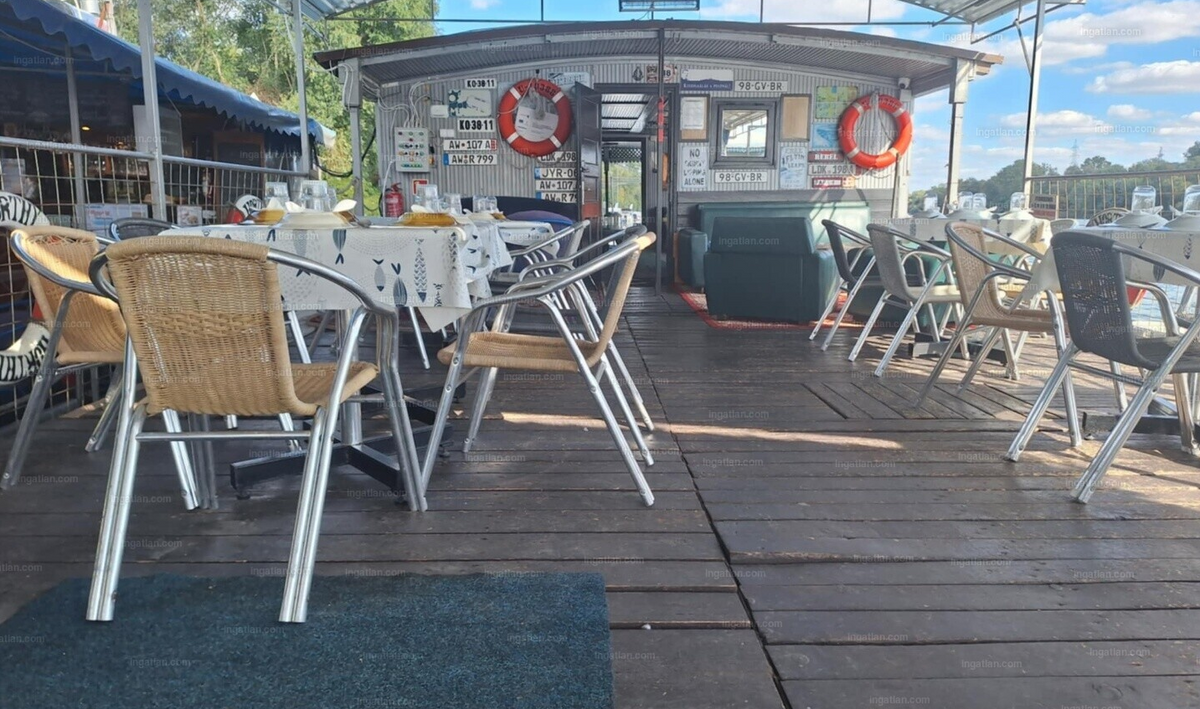 Eladó lett Szeged egyetlen úszó lakóháza