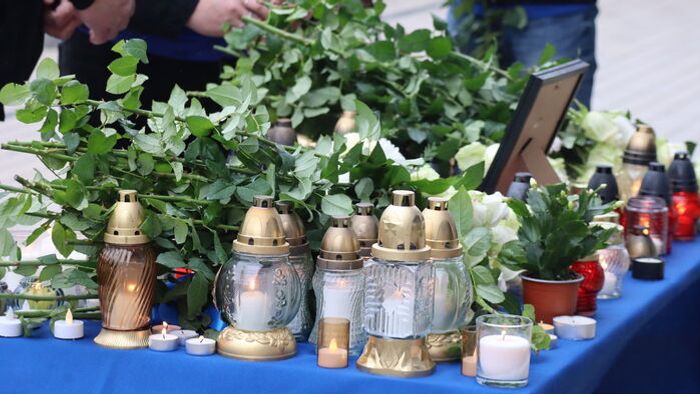 Gyertyagyújtással emlékeztek Dobozi Ivánra a Pick Arénánál +fotók