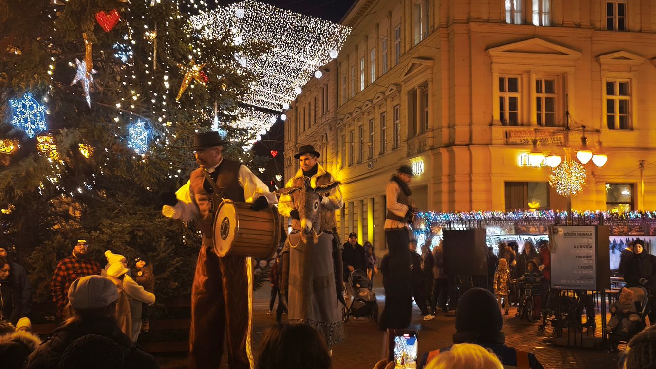 Vándormuzsikus gólyalábasok tartottak csodás műsort a Klauzál téren +videó