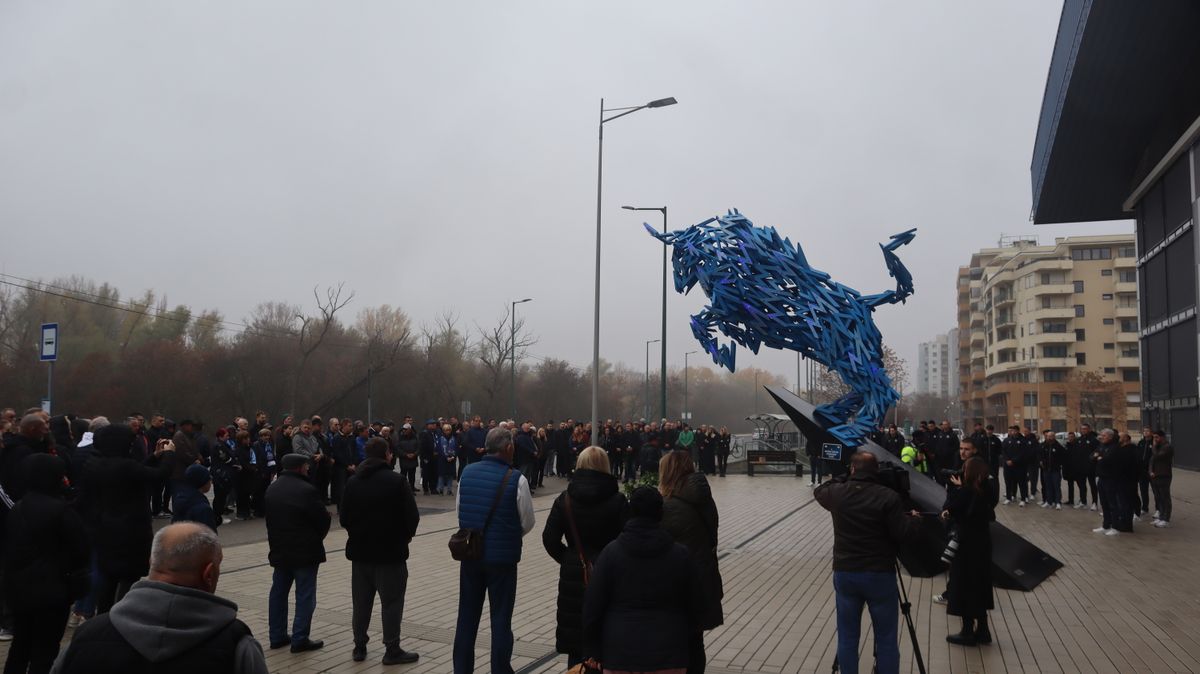 Gyertyagyújtással és virágokkal emlékeztek Dobozi Ivánra. (Fotó: Tóth Norbert)