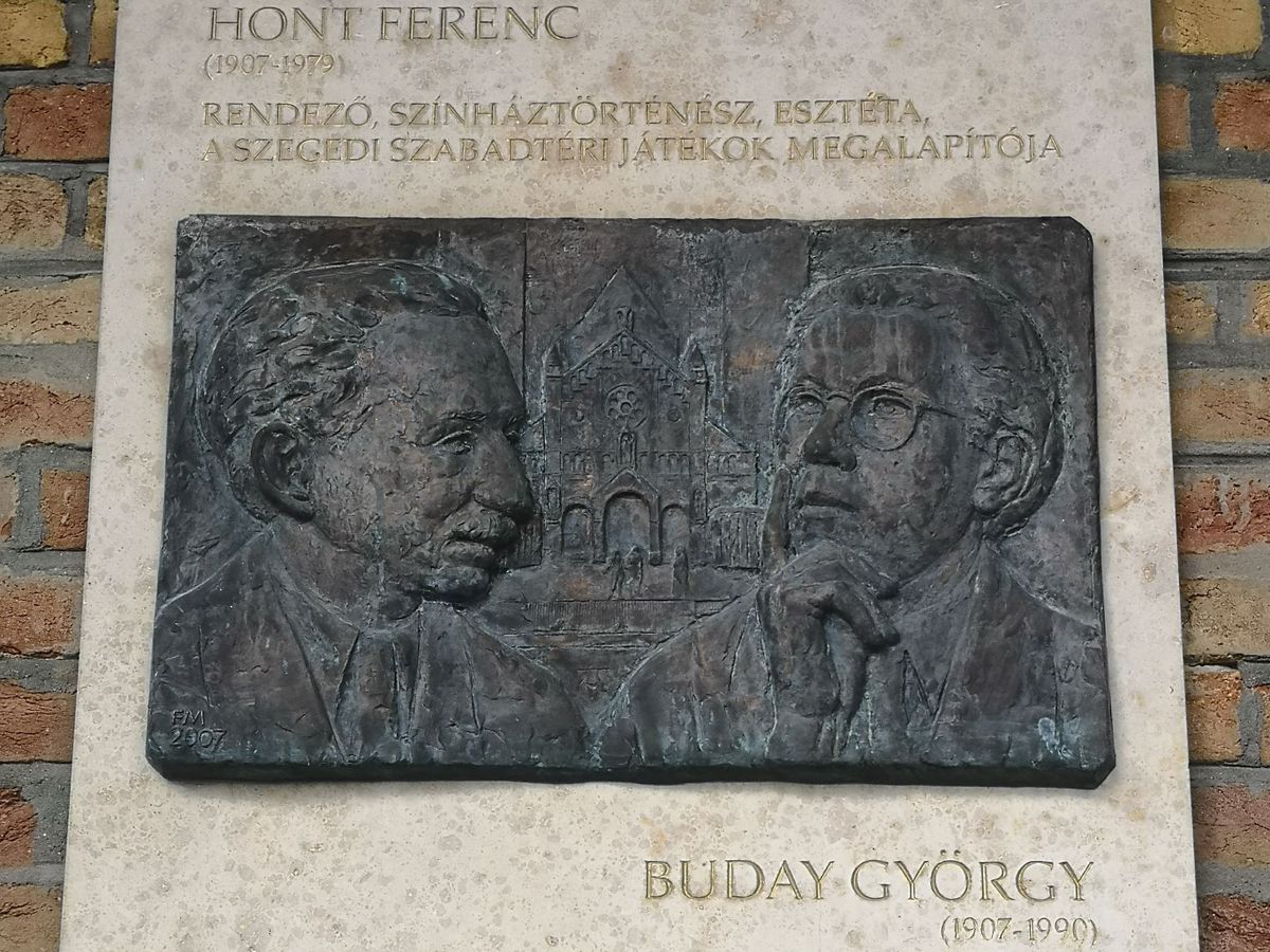 Két szegedi jóbarát közös domborművőn a Dóm téren: Hont Ferenc és Buday György