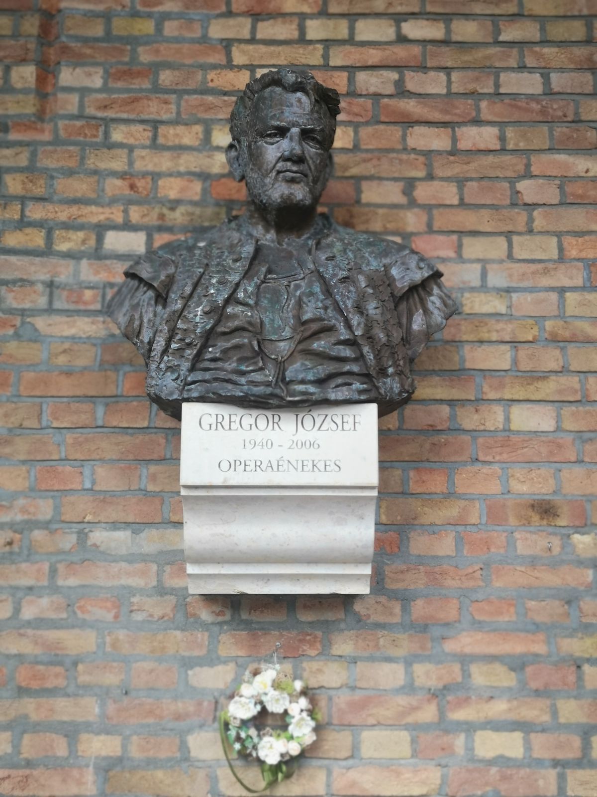 Gregor József bronz mellszobrát 2010 augusztusában avatták fel az árkádok alatt. (Fotó: SzegedMA)