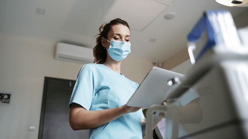 Mindenki számára kötelező a maszkviselés a SZTE Klinikai Központ betegellátó egységeken.