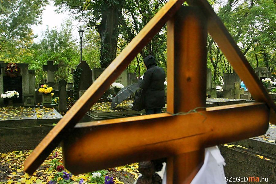 Hozzátartozók ezrei szembesülhetnek azzal, hogy a sírmegváltás csak időleges volt. (Fotó: SzegedMA archív)