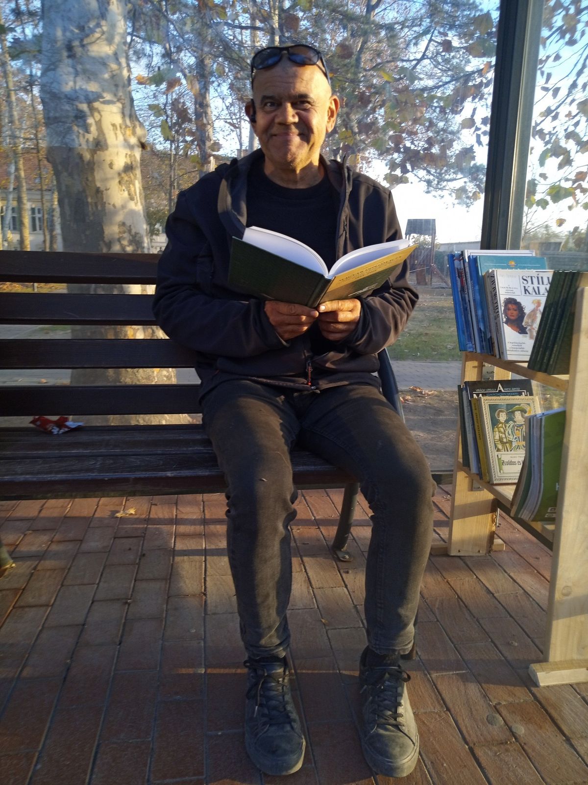 Dudás Zoltánnak hála Sándorfalván már élesben működik a buszmegállói mini könyvtár rendszere. Fotó: Dudás Zoltán/Facebook. 