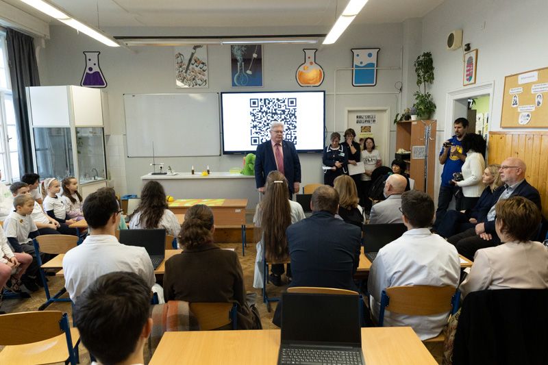 Több millió forintos partnerség született Szegeden a jövő tudósaiért