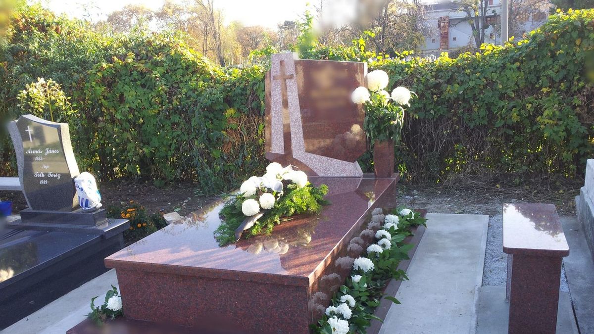 A helyes sírkőtisztítás alapja, hogy felismerjük a kőzet típusát, nehogy kárt tegyünk az emlékműben.(Fotó: boon.hu)