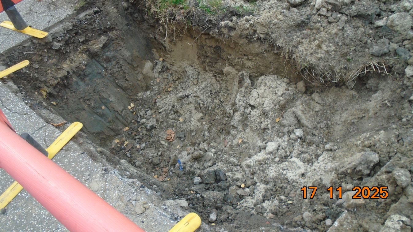 Az út felét elfogalaló gödör nehezíti hetek óta a közlekedést Újszegeden