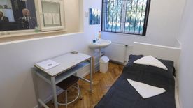 Igazi börtöncellát alakítottak ki az egyik szegedi iskolában +fotók