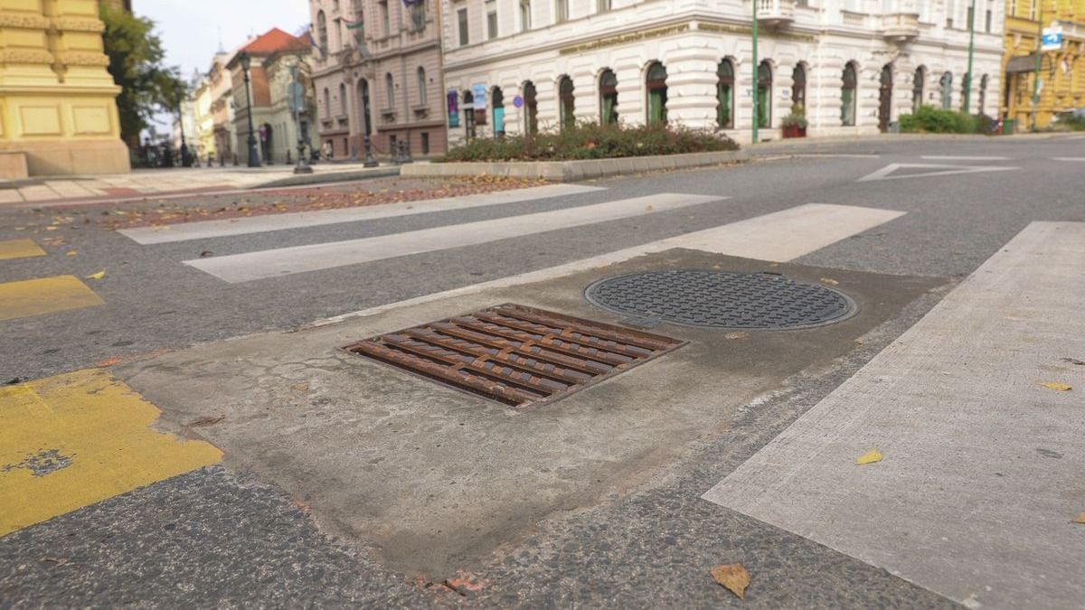 A balesetveszélyes fémlap egy frissen betonozott csatornafedélt és csapadékvíz elvezetőt rejtett. (Fotó: Délmagyar)