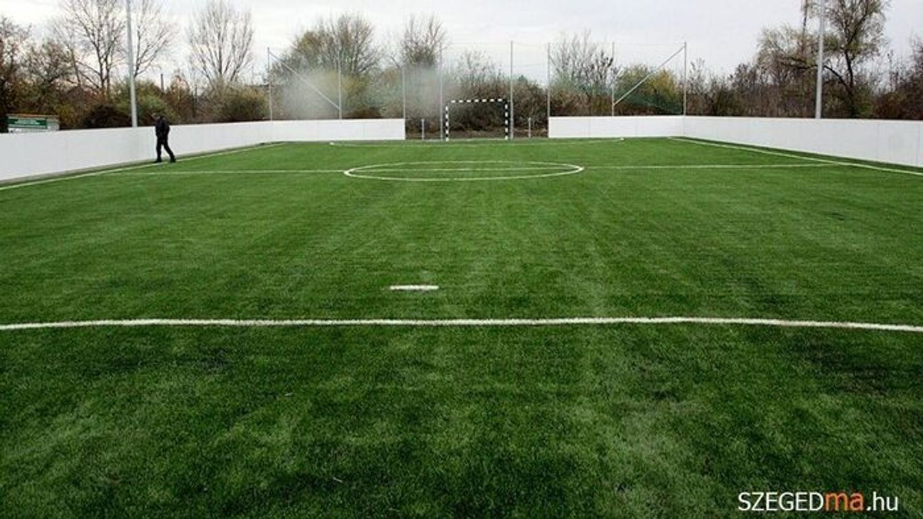 A hét témája: műfüves pályák sora épült Szegeden kormányzati támogatással