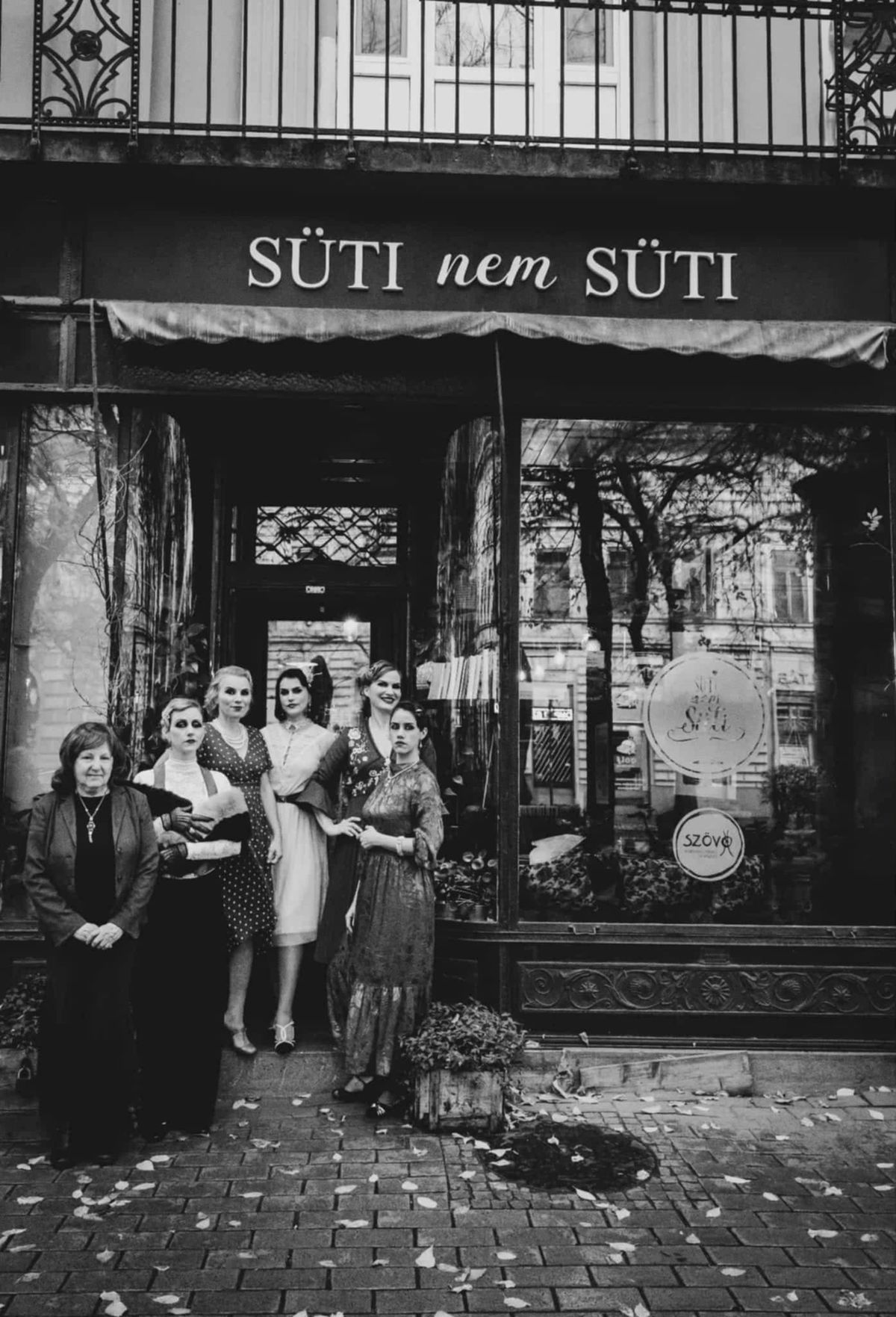 A hölgyek méltón emlékeztek meg a Süti nem süti 1930-as elődjéről. (Fotó: Süti nem süti/Facebook)