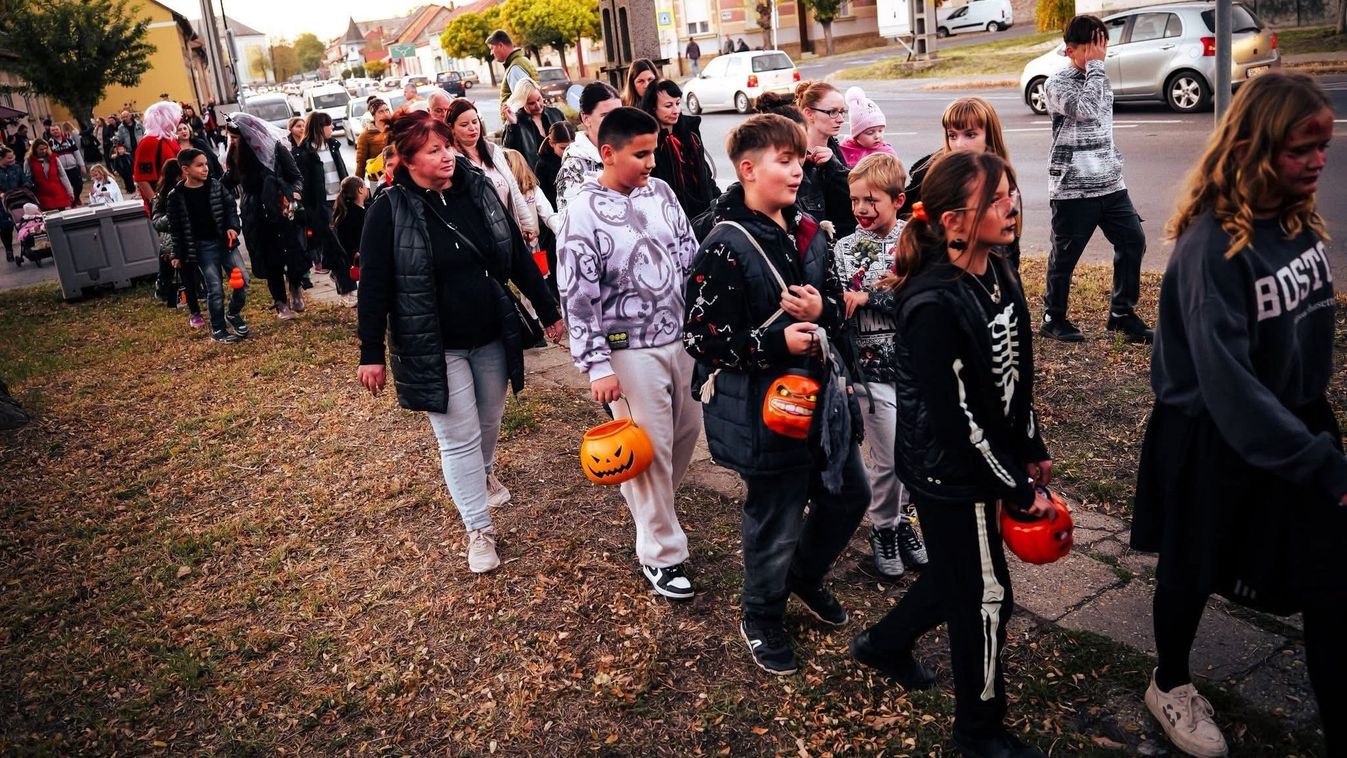 Több száz gyermek arcára csalt mosolyt a dorozsmai Halloween +fotók +videó