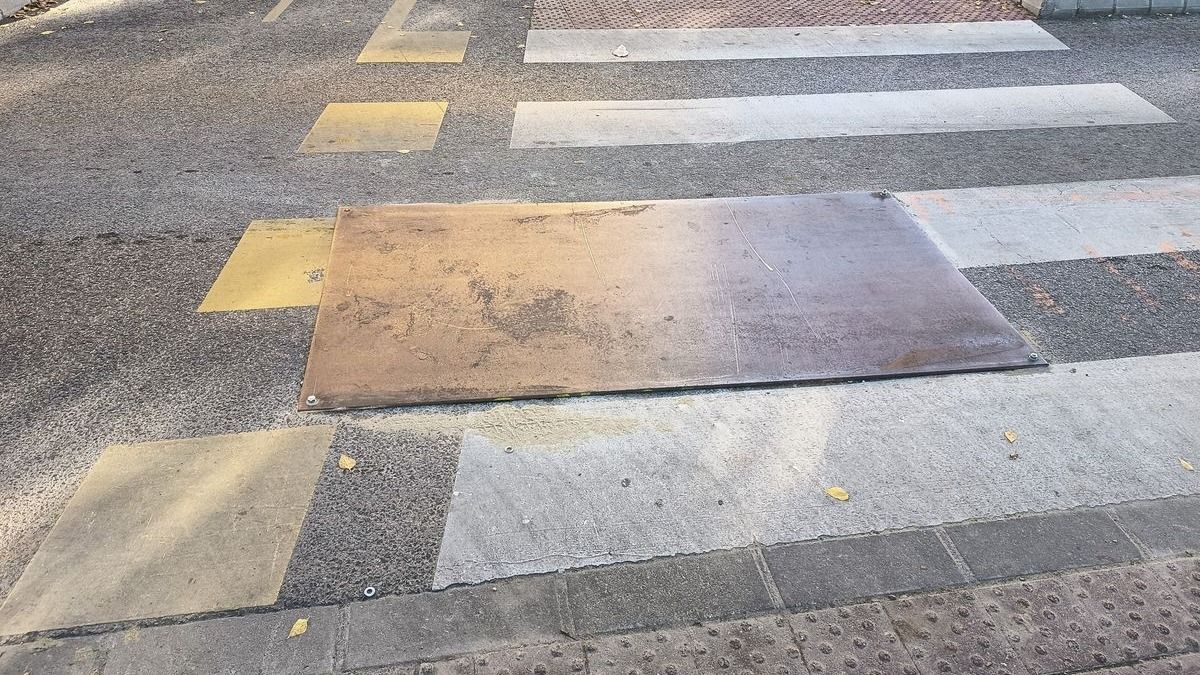 Balesetveszélyes fémlap borzolta a kedélyeket napokig a Szegedi Nemzeti Színház előtt. (Fotó: Facebook)