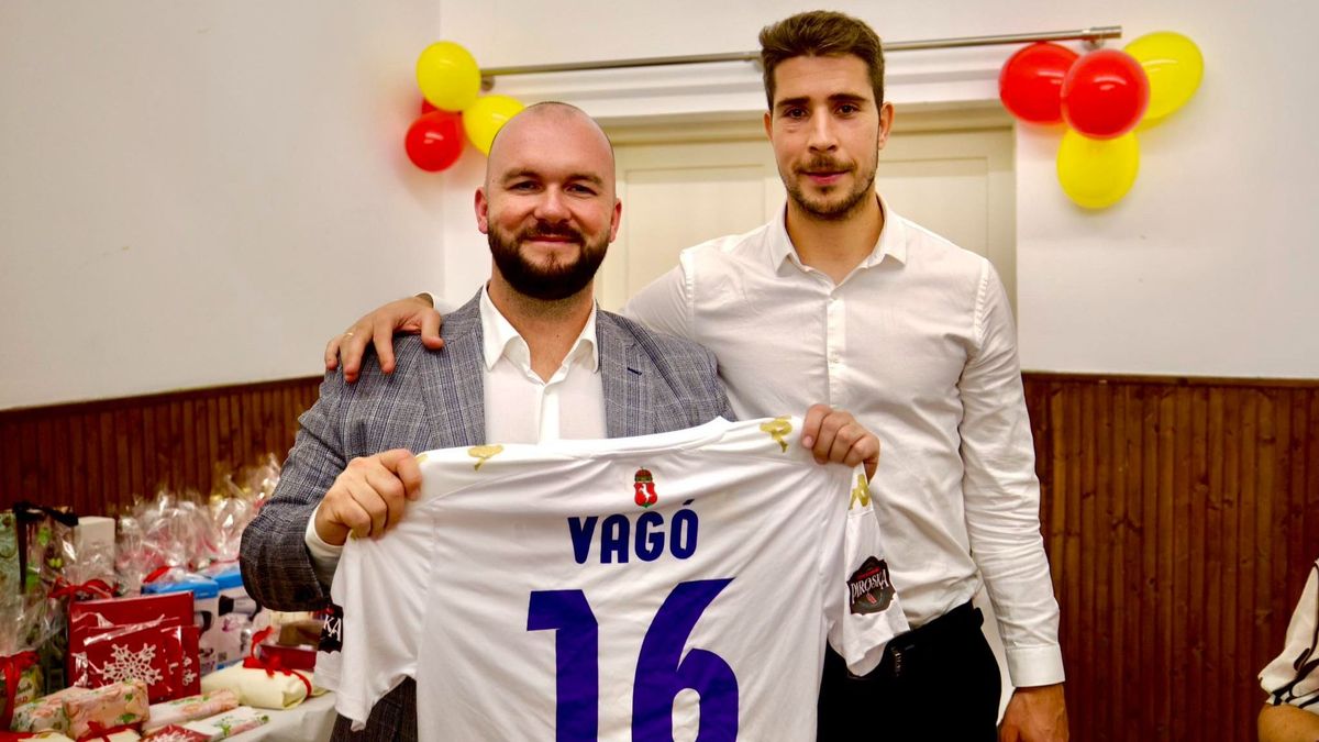 Vágó Levente felajánlotta egyik mezét a szentmihályi jótékonysági bálon. (Fotó: BlackOut_Photography.)