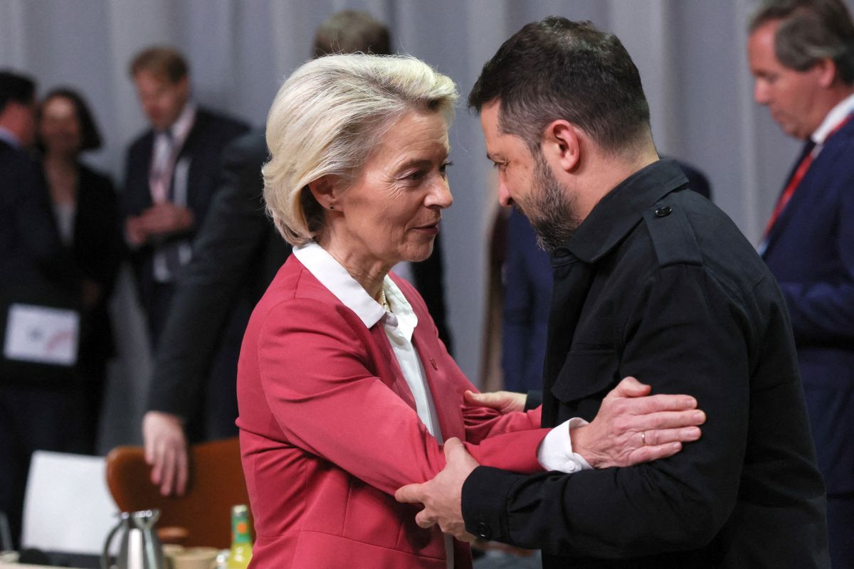 Orbán Viktor Ursula von der Leyen levelére válaszol, amelyben az Európai Bizottság elnöke további milliárdokat kért Ukrajna pénzelésére. (Fotó: AFP)