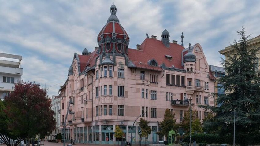 Nagypolgári elegancia és kommunista osztások Szeged szívében