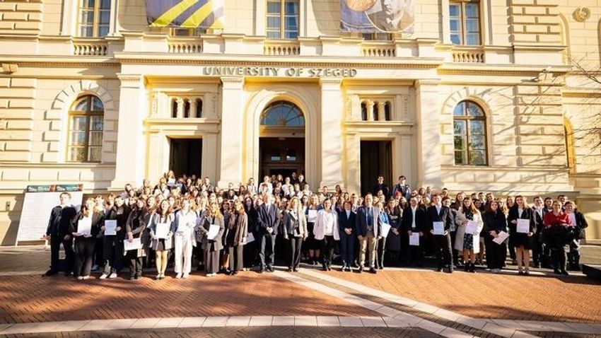 A jövő 150 pedagógusa kapott elismerést ünnepélyes keretek között Szegeden