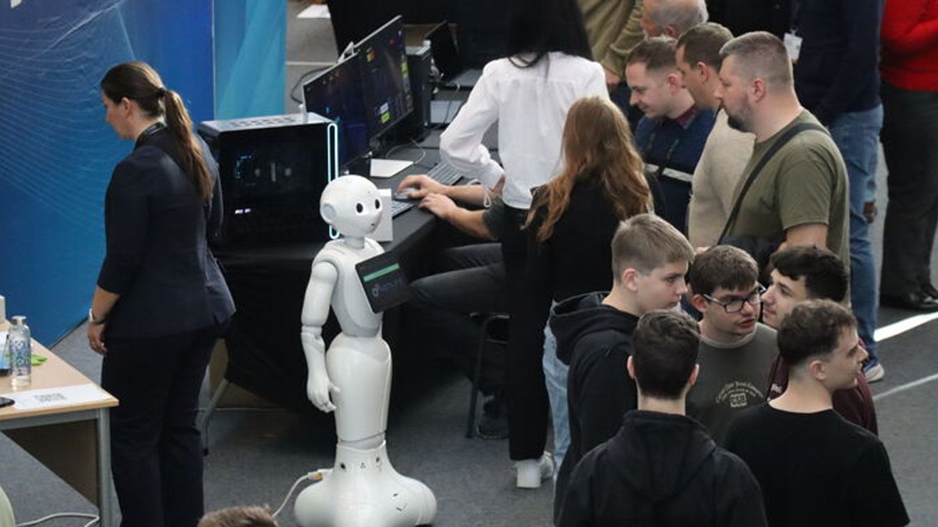 A jövő tárult Szeged elé, humanoid robot fogadta a látogatókat +fotók +videó