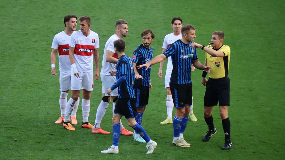 Rendet kellett tennie a játékvezetőnek. (Fotó: Tóth Norbert)