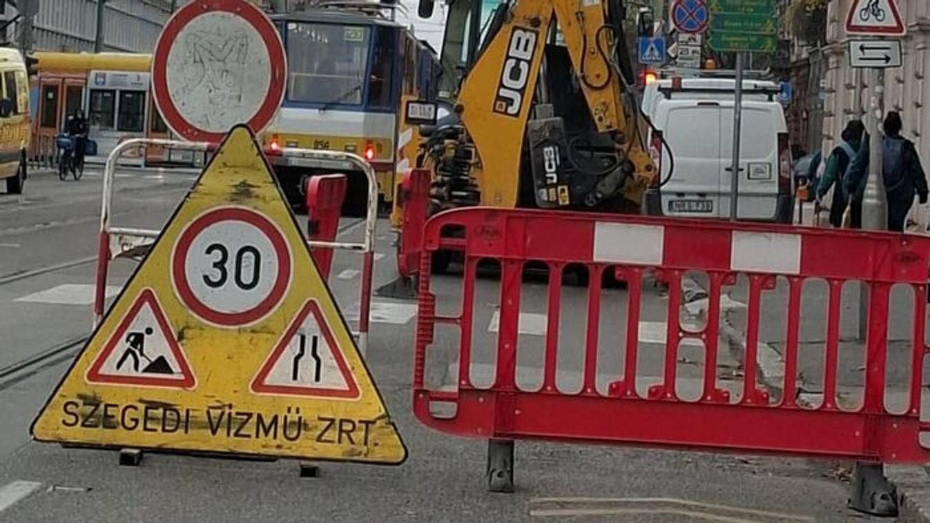 Csőtörés miatt forgalomkorlátozás van a Belváros forgalmas pontján