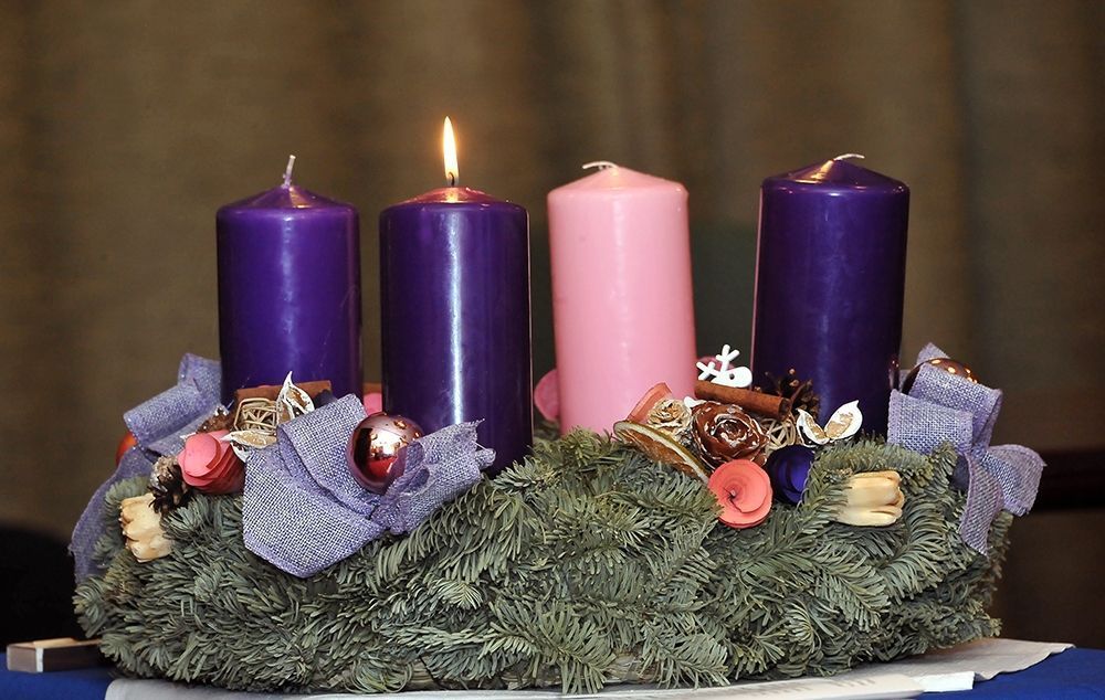 Advent első vasárnapján a hit lila gyertyáját gyújtjuk meg a koszorún 