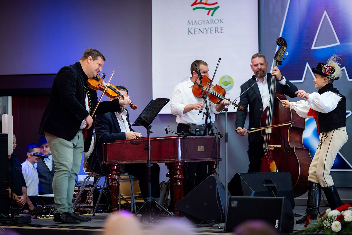 ÁGOTA Falva kapta a gazdák kincsét. (Fotó: www.aradibarna.com)