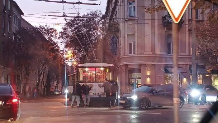 Balszerencsés a Boldogasszony sugárút: reggel baleset, délután troli-tolás +fotók