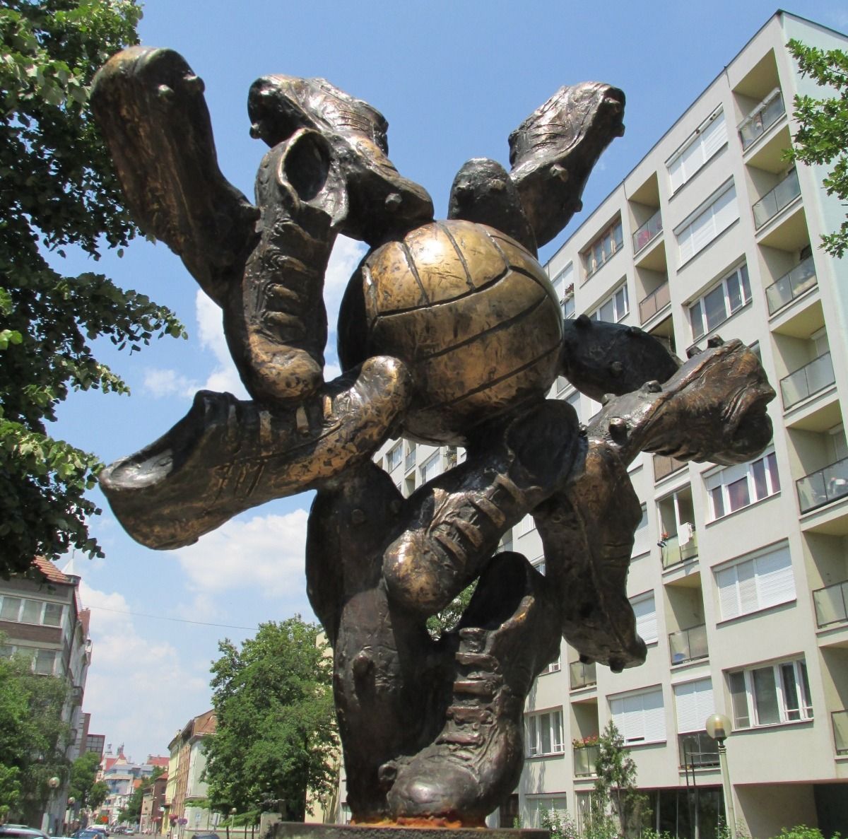 A szobor 2003 óta egyfajta zarándokhelye lett a labdarúgás szerelmeseinek 