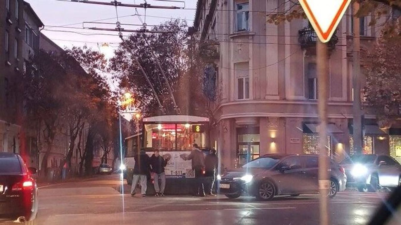 Balszerencsés a Boldogasszony sugárút: reggel baleset, délután troli-tolás +fotók