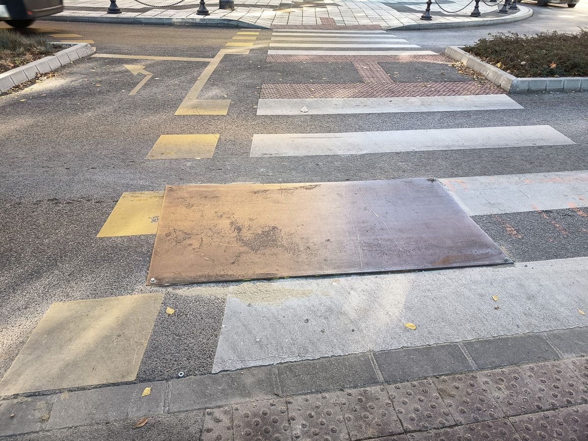 Kiálló csavarok veszélyeztetik a közlekedést Szegeden