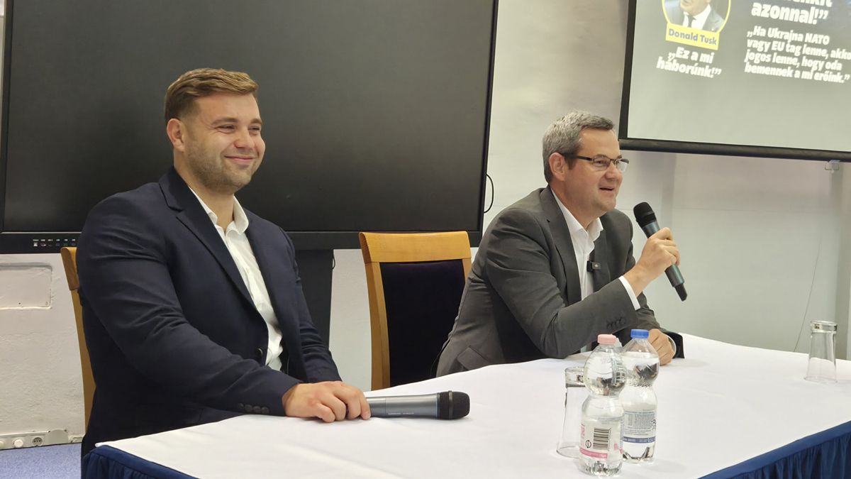 Takács Péter telt házas szegedi fórumán jó hangulatban beszélgetett Farkas Leventével és a résztvevőkkel