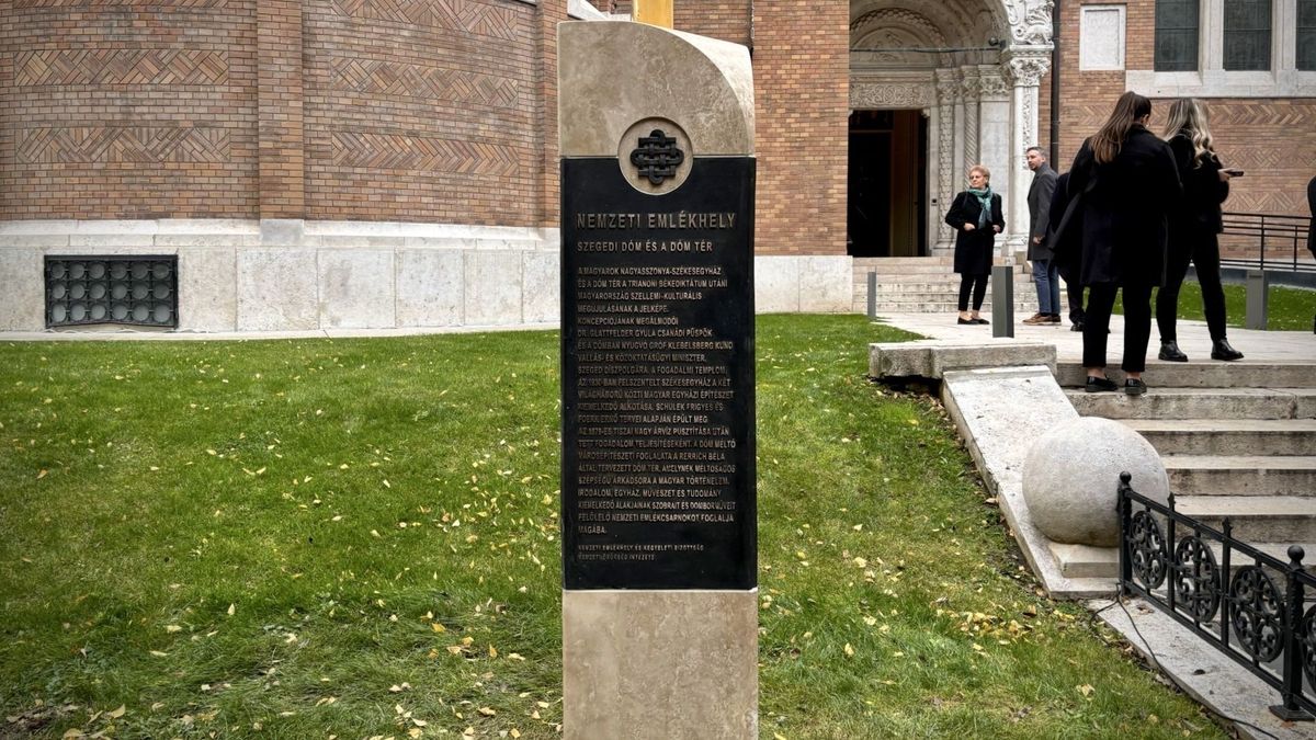 Mostantól ez a tábla állít jelzi, hogy Nemzeti Emlékhely lett a Dóm és a Dóm tér.