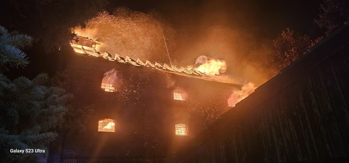 A tűz az egész épületre átterjedt, de sikerült megfékezni azt 