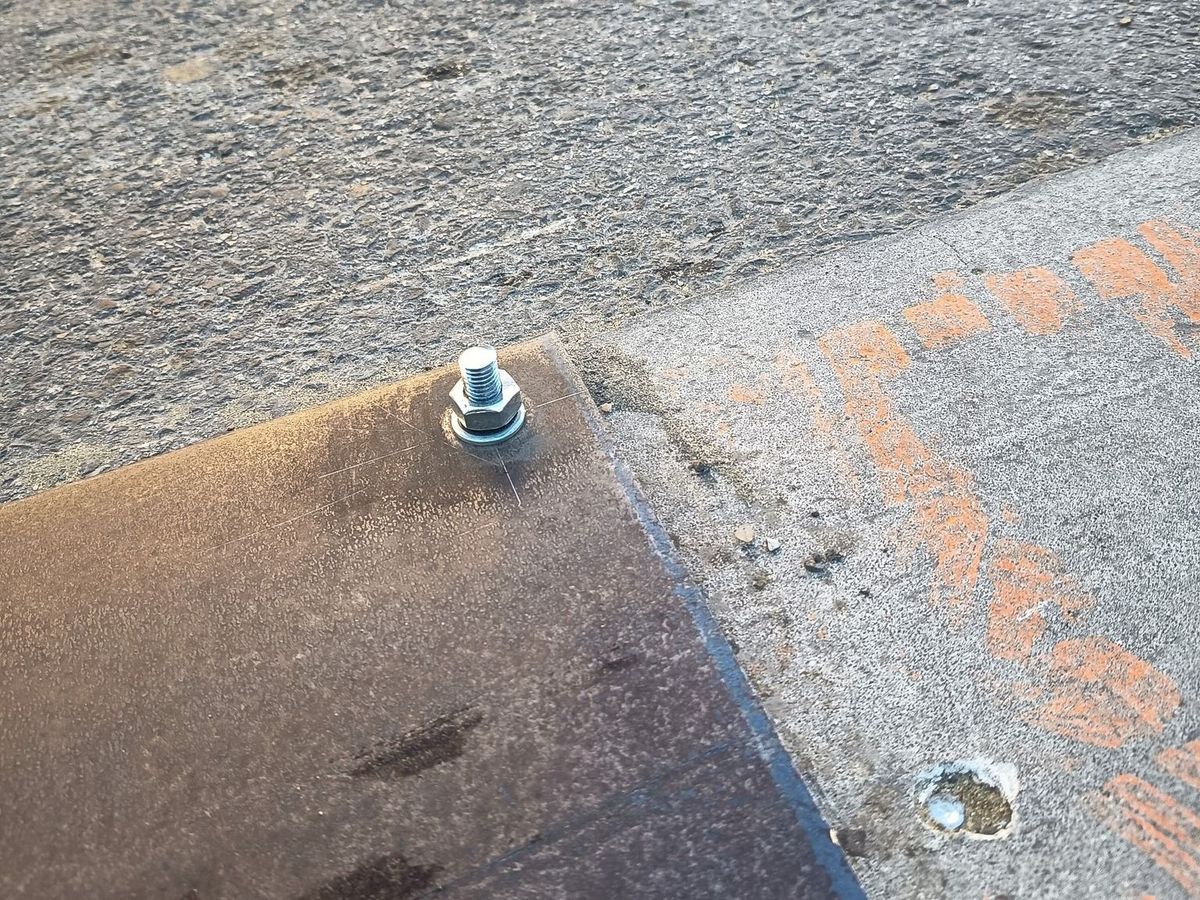 A kiálló és rosszul rögzített csavarok