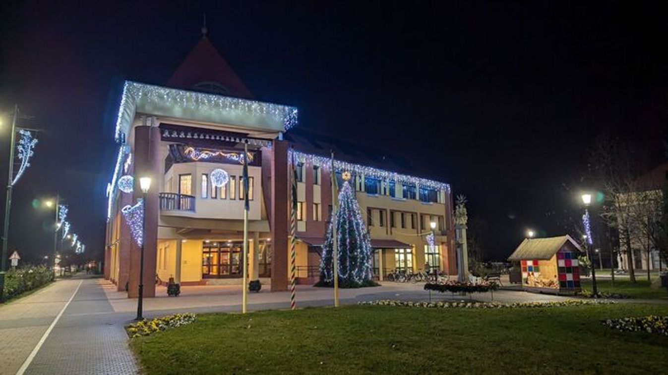 Nemcsak Szeged ragyog: Mórahalom ünnepi fényei is csodásak  +videó