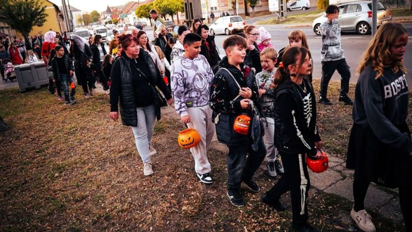 Több száz gyermek arcára csalt mosolyt a dorozsmai Halloween +fotók +videó