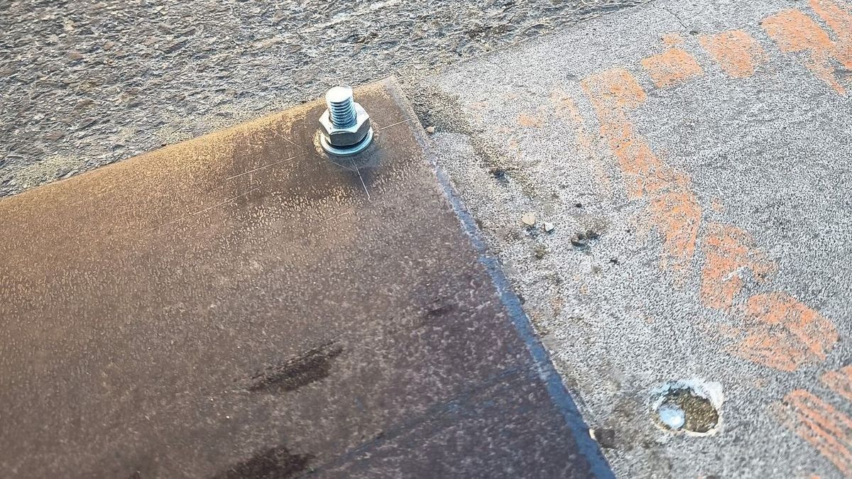 a kiálló csavarok a közlekedés szempontjából kifejezetten veszélyesek. (Fotó: Facebook)