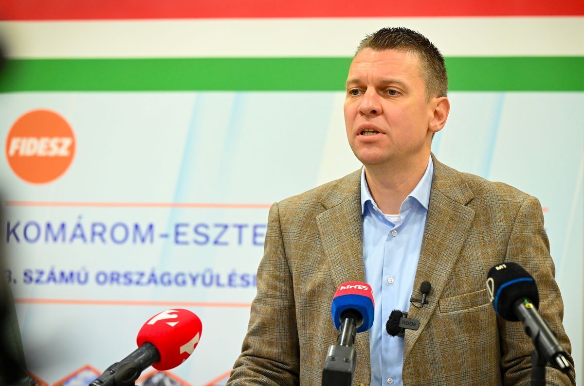 Menczer Tamás elárulta, az aláírásgyűjtés azért is fontos, mert minden ilyen akcióval úgynevezett egyetértési pontokat alakítanak ki. (Fotó: MTI)