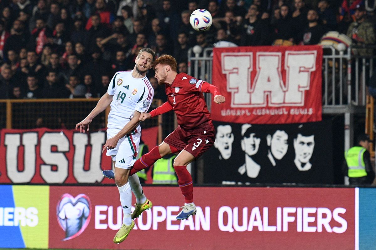 Varga Barnabás ismét tökéletesen fejelt, góljával vezetett a szünetben a magyar válogatott