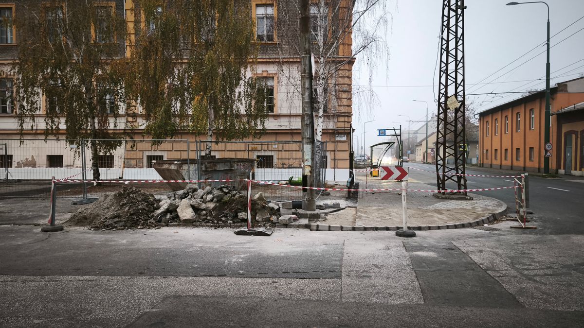 Nincsenek elájulva a szegediek az elkészült Bakay Nándor utcai felújítástól. (Fotó: Tóth Norbert)