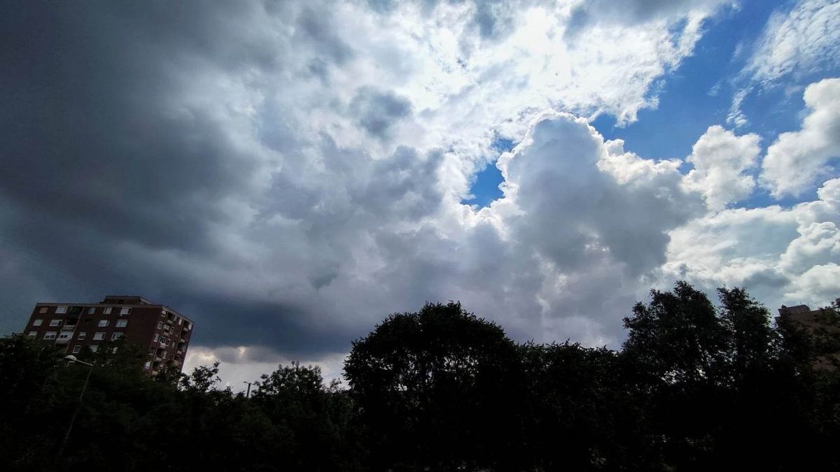 A hirtelen érkező hidegfront időjárás-változása záporokat és viharos széllökéseket hozhat a Dél-Alföldre. (Fotó: SzegedMA)