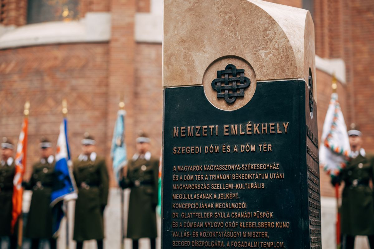 Emléktábla jelzi: Nemzeti Emlékhely lett a Dóm és Dóm tér. (Fotó: SzegedMa)