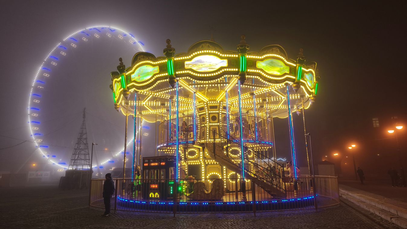 Teljes ünnepi fényében ragyog a kétszintes körhinta a Dóm téren +fotók +videó