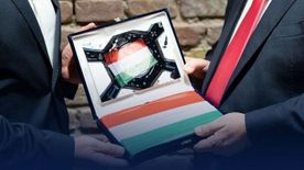 Földönkívüli ajándékot kapott Orbán Viktor +fotó +videó