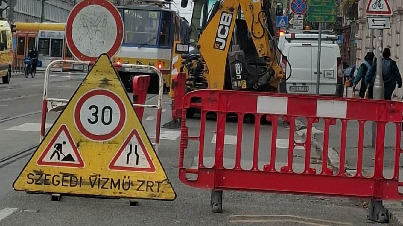 Csőtörés miatt forgalomkorlátozás van a Belváros forgalmas pontján