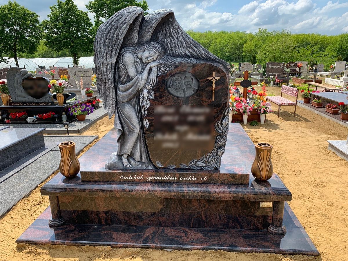 A hagyományos kő helyett az egyedi tervezésű, modern különleges sírkövek hódítanak. (Fotó: granitsirkodebrecen.hu)